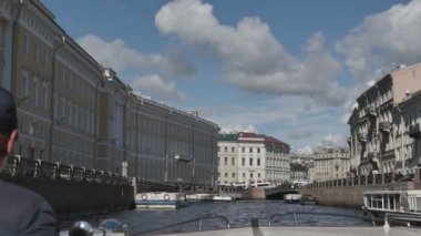 St. Petersburg Kanallar üzerinde tekne yelken