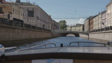 St. Petersburg Kanallar üzerinde tekne yelken