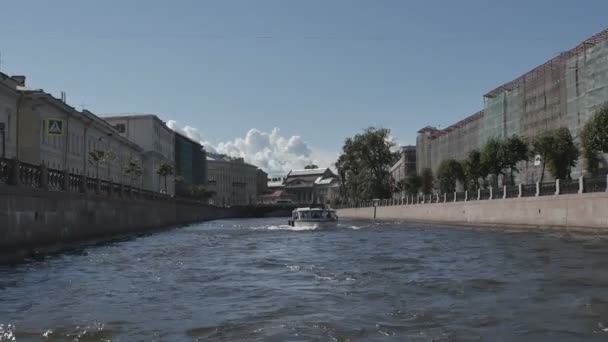 サンクトペテルブルクの運河の船の帆します。 — ストック動画