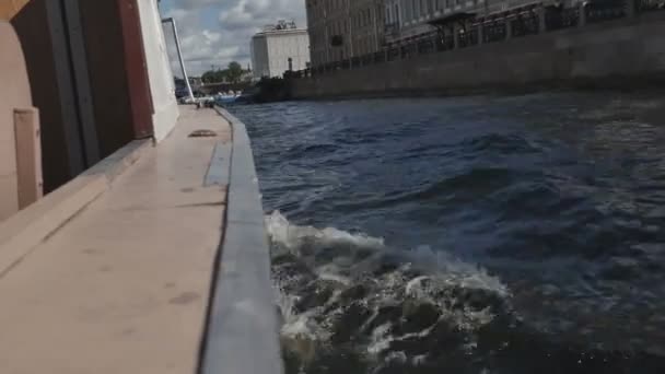 Le bateau navigue sur les canaux de Saint-Pétersbourg — Video