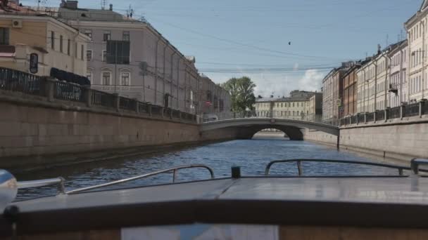 Лодка плывет по каналам Санкт-Петербурга — стоковое видео