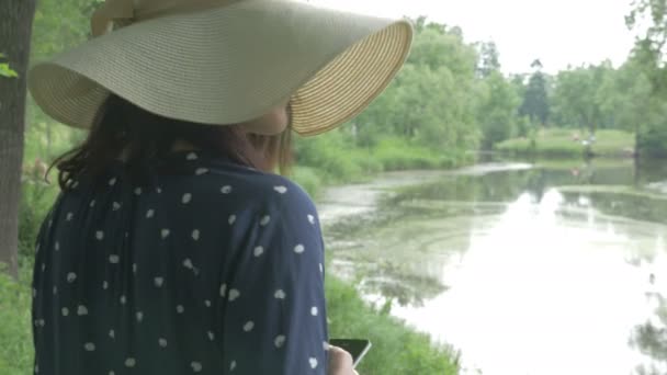 A menina no parque com telefone — Vídeo de Stock