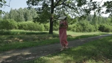 Park ve bir buket çiçek tutan ve gülümseyen kız