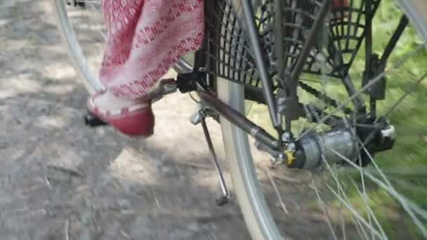 Jonge vrouw meisje op fiets. — Stockvideo