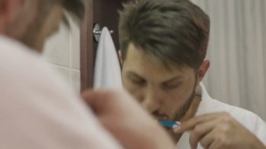 Adam sabah Dişlerini fırçalıyor