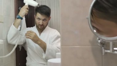 Genç adam onun kıl banyoda bornoz