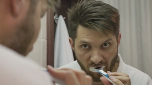 Człowiek, szczotkowania zębów rano — Wideo stockowe