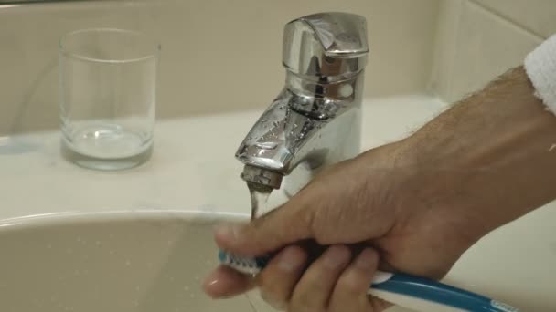 Мыть зубную щетку под проточной водой — стоковое видео