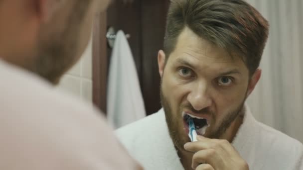 Homme se brossant les dents le matin — Video