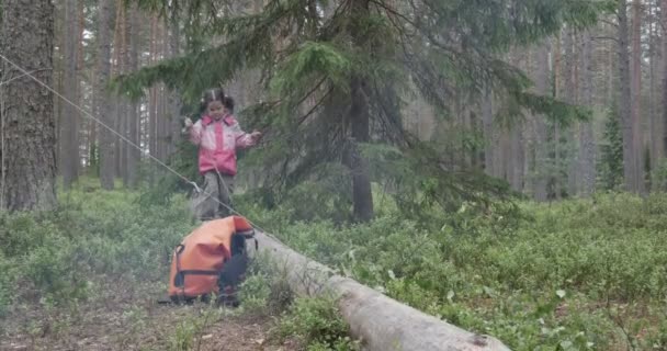 Menina brincando na floresta — Vídeo de Stock
