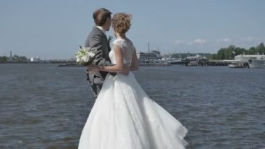 belgili tanımlık öneri, çift sahilde düğün