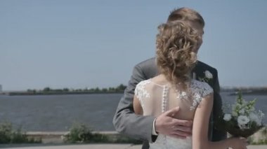 Mutlu genç çift altın günbatımında öpüşme. Yeni evli mutlu genç çift okyanus sırasında zevk tatil seyahat.