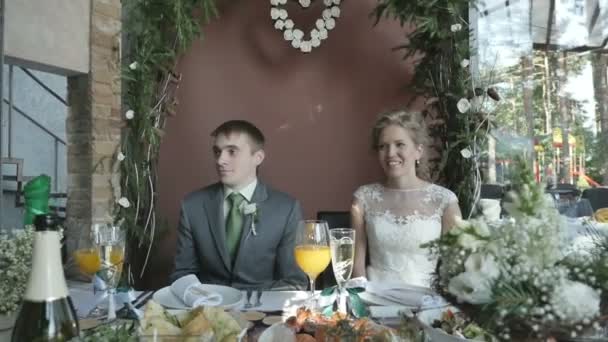A pár az asztalnál, esküvő — Stock videók