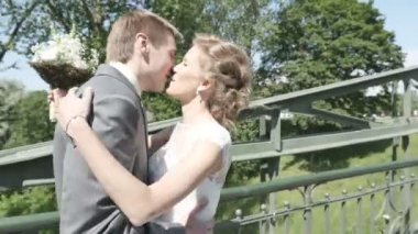 Gelin ve damat her diğer karşılamak için hareket ediyor