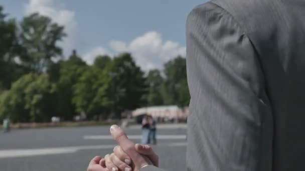 Hermosa pareja recién casada bailando en las calles — Vídeo de stock