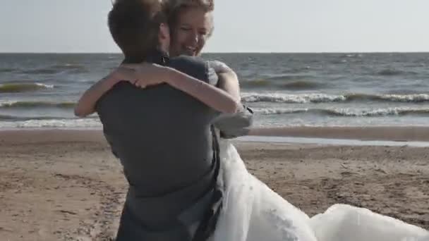 Жених кружит вокруг невесты на руках, подсветка, движение камеры — стоковое видео