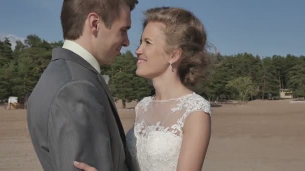 Casal em pé na praia de frente para o outro, close-up, movimento da câmera — Vídeo de Stock