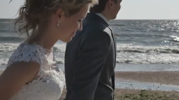 Pareja caminando por la playa tomados de la mano, retrato, movimiento de la cámara — Vídeos de Stock