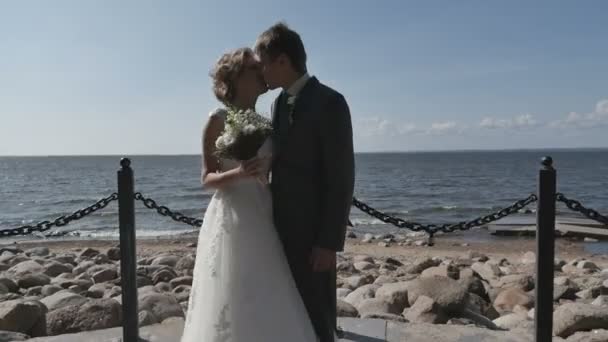 La coppia sulla spiaggia dopo il matrimonio, sposa romantica e sposo — Video Stock