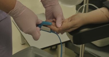 Uyutulmasının hemşire hasta ameliyat öncesi için IV sıvı açın