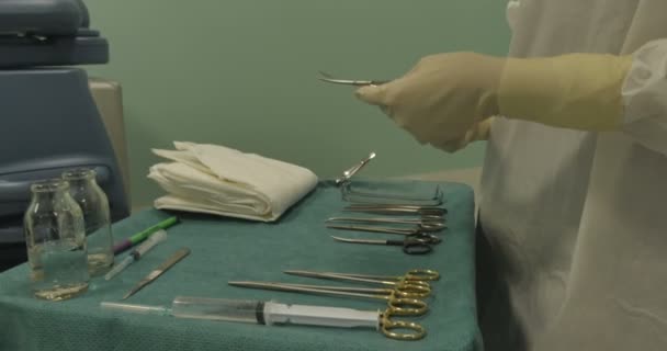 O enfermeiro assistente prepara instrumentos médicos, dispositivos antes da cirurgia . — Vídeo de Stock