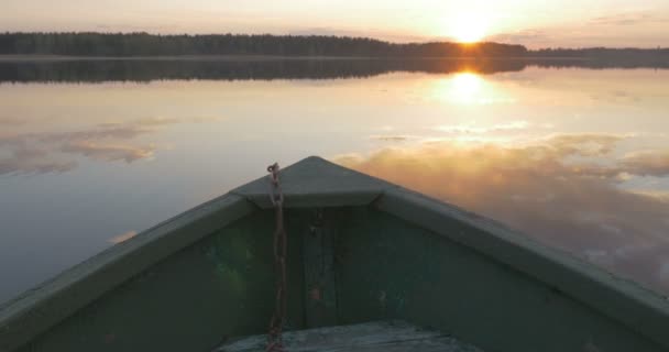 Boot drijft op het meer bij zonsondergang — Stockvideo