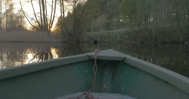 Boot drijft op het meer bij zonsondergang — Stockvideo