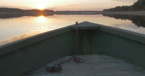 Båt flyter på sjön vid solnedgången — Stockvideo