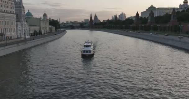 夕方にはモスクワ川のボート — ストック動画