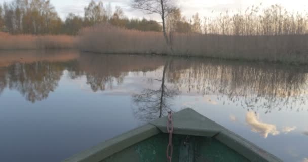 Boat floats on the lake at sunset — Stock Video