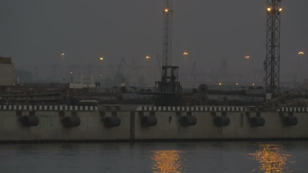 Camiones trabajan en el puerto de Rusia, trabajan por la noche — Vídeo de stock