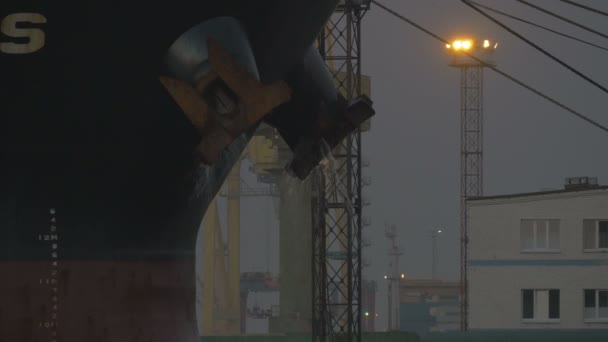 Buques de carga se quedan en el puerto, Rusia, trabajan por la noche — Vídeo de stock