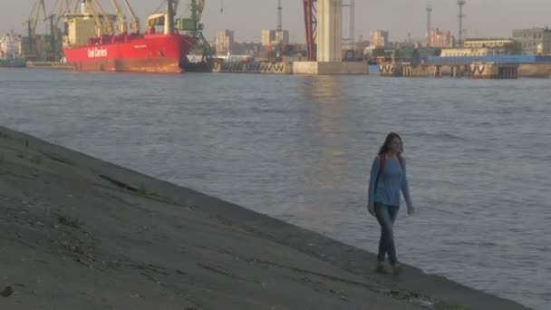 Το κορίτσι με το τηλέφωνο στο λιμάνι, Ρωσία — Αρχείο Βίντεο