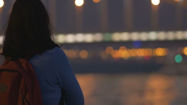 La fille avec le téléphone regarde le pont de Perth, le grand, rivière Neva — Video