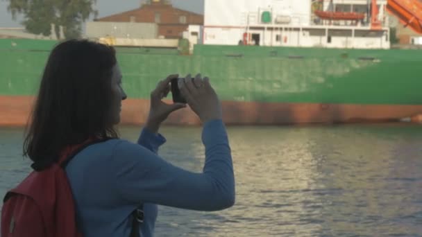 Девушка с телефоном в порту, Россия — стоковое видео