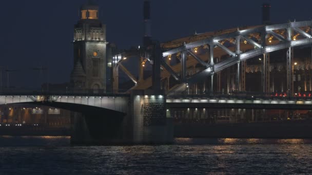 Puente de Perth Grande por la noche, luces, Rusia, río Neva — Vídeo de stock