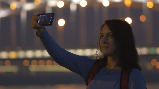 Dívka s telefonem se dívá na mostě Perth, velké, řeka Něva — Stock video