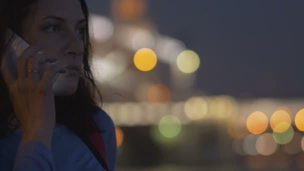 Девушка с телефоном смотрит на мост Перт, великую Неву — стоковое видео