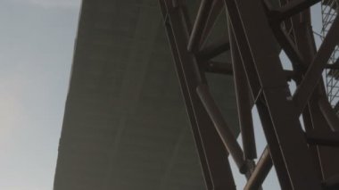 Yolu Köprüsü İnşaatı. Büyük bir vinç, uhd alttan görünüm