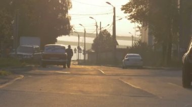 bir kız, otostop, yaya ve yol şehir aydınlatma trafik