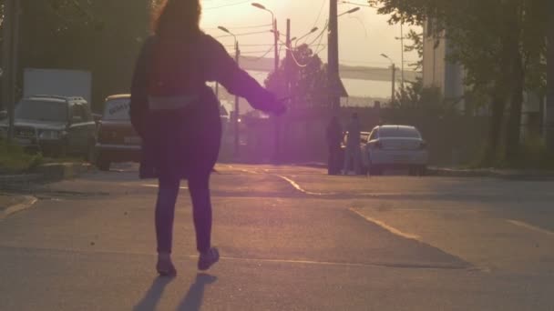 Uma menina, carona, pedestre e tráfego rodoviário na iluminação da cidade — Vídeo de Stock
