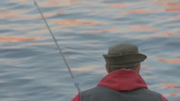 Pesca nocturna en el cebo, el pescador se sienta y espera — Vídeos de Stock