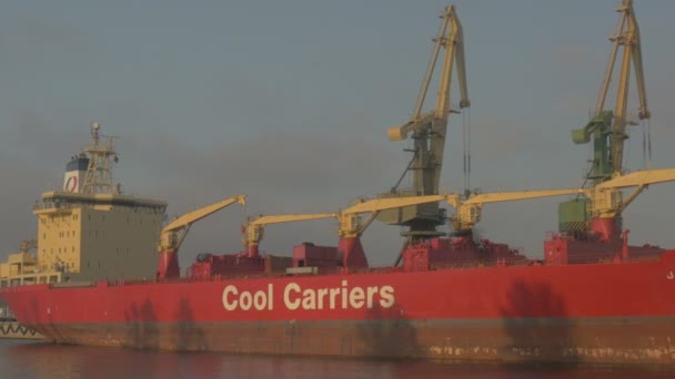 俄罗斯港口: 在港口工作, 一艘大型货轮, 船在后台 — 图库视频影像