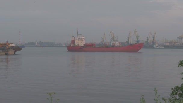 Vrachtschepen op de pier stekken afgelopen. vrachtschip, haven, schepen — Stockvideo