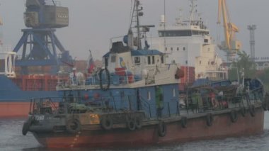 römorkör bağlantı noktasına bir kargo gemisi tarafından yelken.