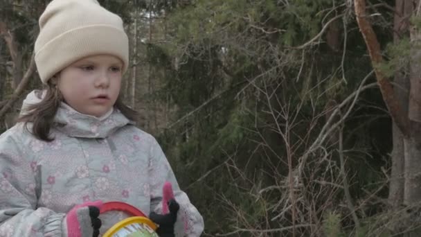 Маленька дитина ходить в осінньому лісі — стокове відео
