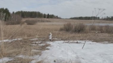 küçük kız alan bahar manzara üzerinde yürüyüş