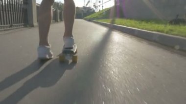 Şehir de yol bir kaykay binmek için kaykaycı bacakları