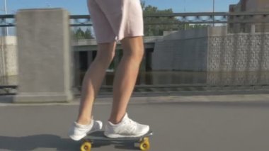 Şehir de yol bir kaykay binmek için kaykaycı bacakları