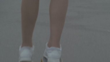 Şehir de yol bir kaykay binmek için kaykaycı bacakları